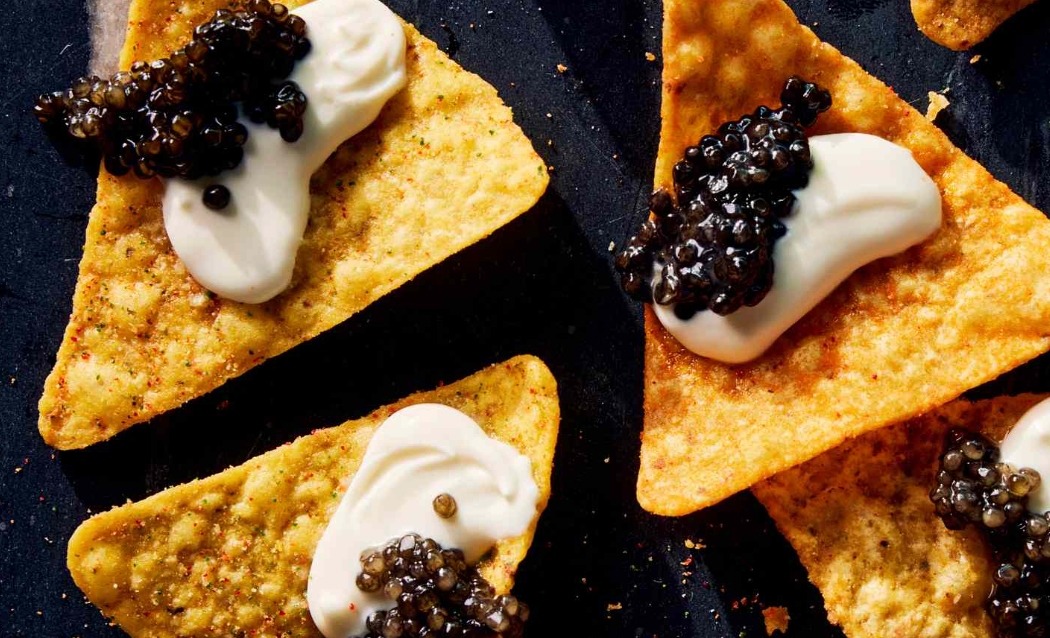 SALTÉ Caviar on chips with crème fraîche